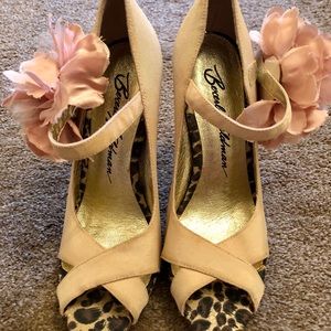 Beverly Feldman Nude High Heel Pump Flower